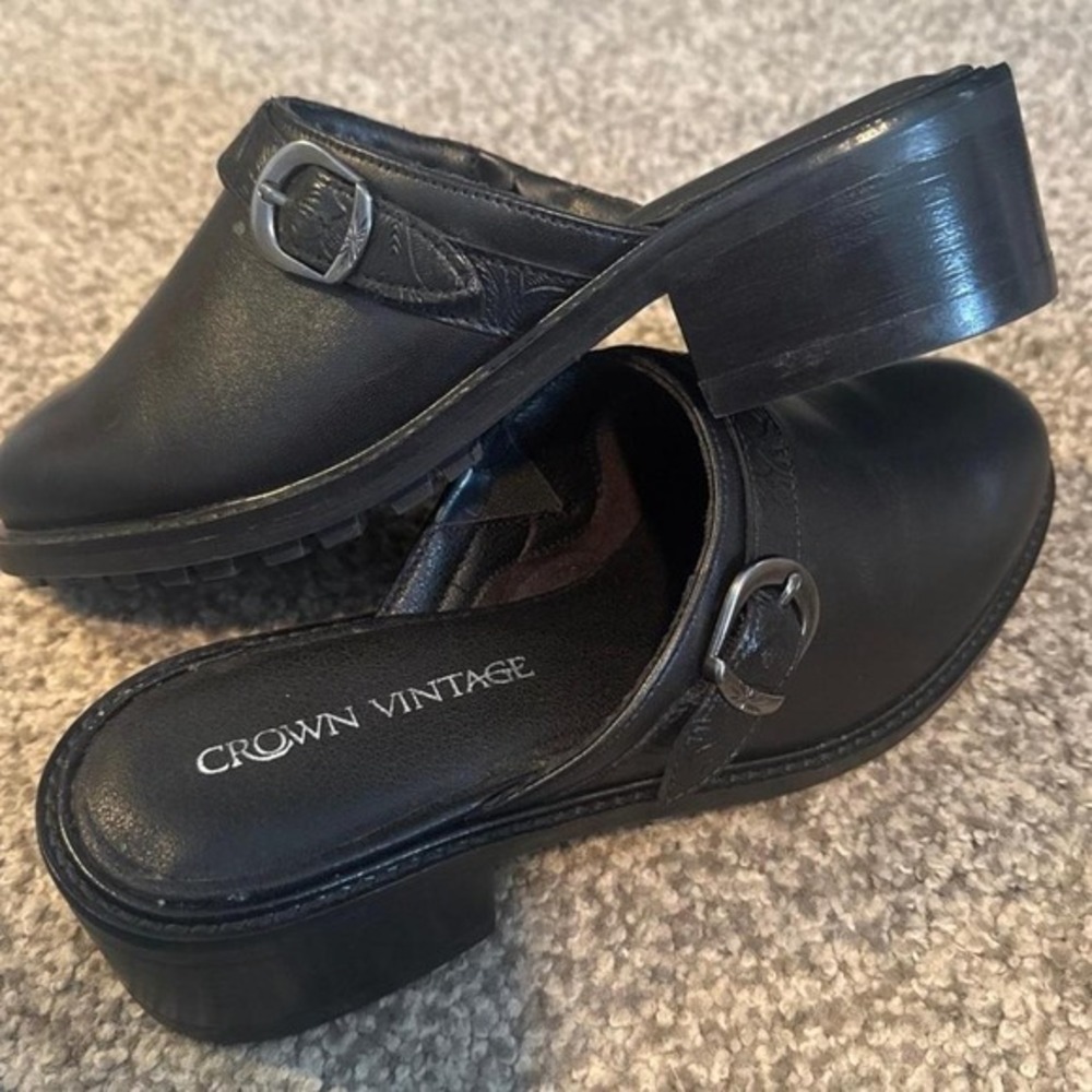 Black leather‎ mules with a 2.5" heel #leathermules